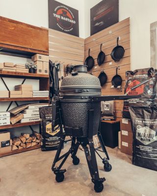 🔥 Gril máte? Super. Ale co ty detaily, co dělají z grilování zážitek? 🎁 U nás na showroomu v Praze a ve Zlíně najdete: 👨‍🍳...