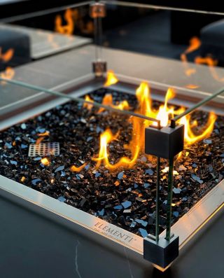 ✨ELEMENTI ✨ Stůl & ohniště v jednom 🔥 Luxusní design • okamžité teplo • žádné kompromisy 👉 K dostání u nás na pražském...