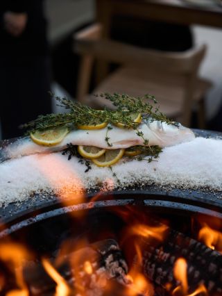 Štědrovečerní večeře nemusí být o tradici. Může být o ohni. Ryba, sůl, bylinky. A čas, který plyne pomaleji. 🔥 #OFYR...